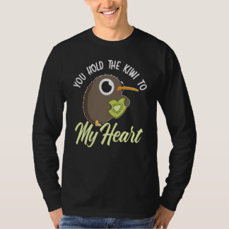 Du håller kiwin mot mitt hjärta djur pun kiwi fåge t shirt