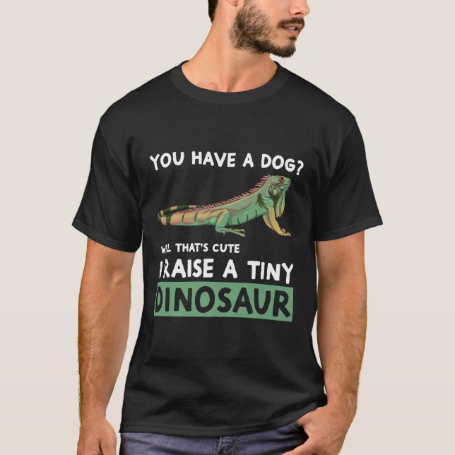 Du har en Hund som jag tar upp en regnig Dinosaur  T Shirt (Framsida)