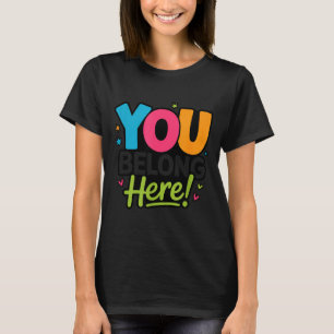 Du hör hemma här Färgglatt inkluderande positivite T Shirt