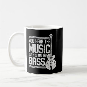 Du hör musiken men du känner basgitarren kaffemugg