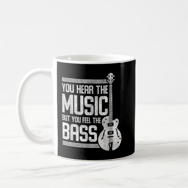 Du hör musiken men du känner basgitarren kaffemugg (Vänster)