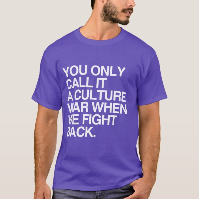 DU KALLAR DEN ENDAST EN KULTUR KRIG - VITA -.png Tee Shirt (Framsida)
