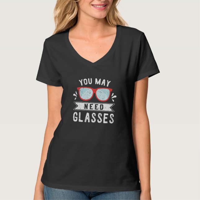 Du Kan Behöva Glasögon  Optiker Optometrist T Shirt (Framsida)