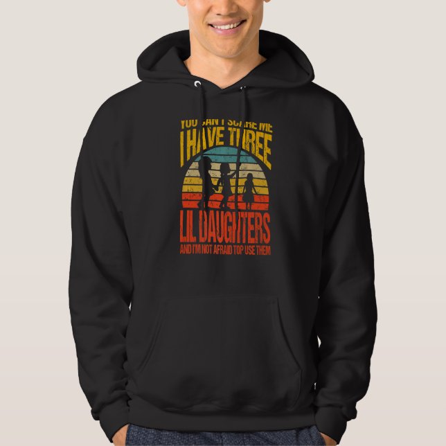 Du kan inte Skrämma mig att jag har tre döttrar Vi Hoodie (Framsida)