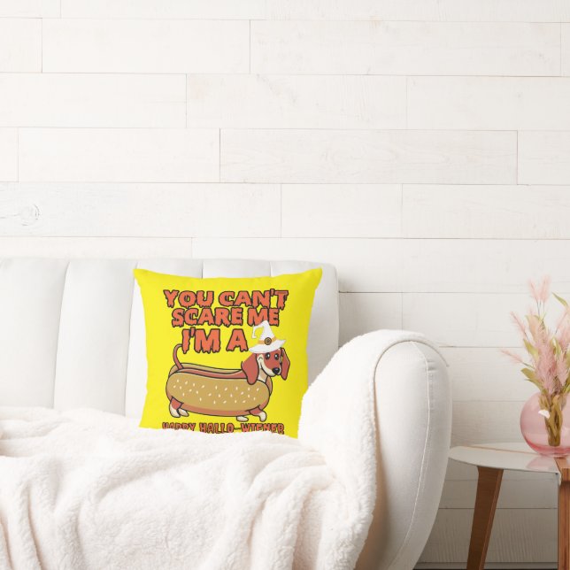 DU KAN INTE SKRÄMMA MIG, JAG ÄR EN LYCKLIG HALLOWI KUDDE (Soffa)