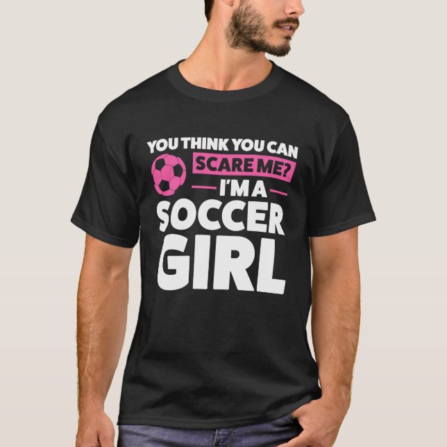 Du kan skrämma mig att jag är en fotbollsflicka... t shirt (Framsida)