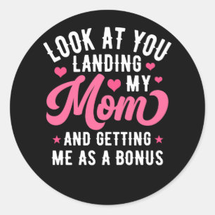 Du landar min Mamma och får mig som en bonus F Runt Klistermärke