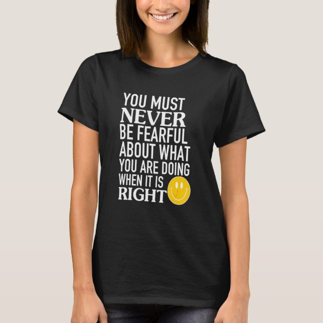 Du Måste Aldrig Vara Rädd För Vad Du Gör T Shirt (Framsida)