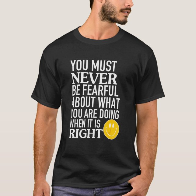 Du Måste Aldrig Vara Rädd För Vad Du Gör T Shirt (Framsida)