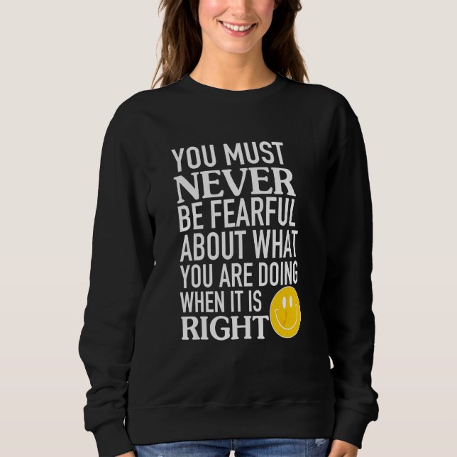 Du Måste Aldrig Vara Rädd För Vad Du Gör T Shirt (Framsida)