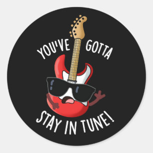 Du måste stanna i Tune Funny Guitar Pun Mörk BG Runt Klistermärke