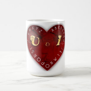Du och jag - alfabet spelet på ett rött hjärta kaffemugg