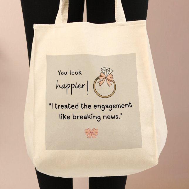 Du ser gladare! Förlovning är en nyhet på löpande  Tygkasse (You look happier! "I treated the engagement like breaking news! Custom name bag)