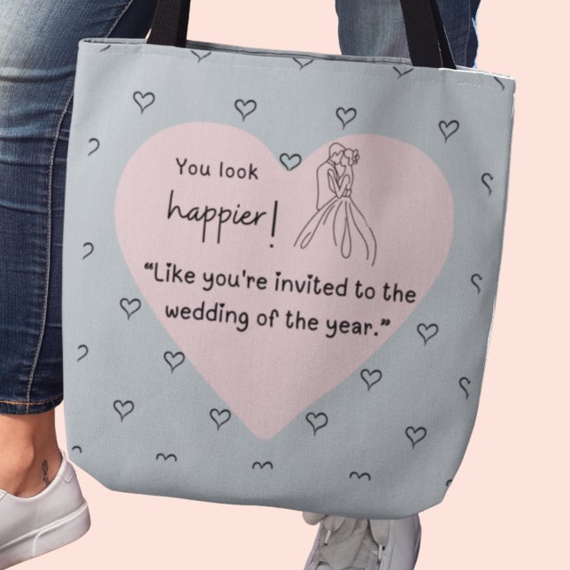 Du ser gladare ut! Årets bröllop Tygkasse (You look happier! "Like you're invited to the wedding of the year." custom name tote)