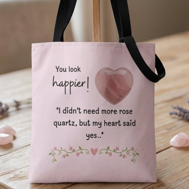Du ser gladare ut! Jag behövde inte mer rosenkvart Tygkasse (You look happier! "I didn't need more rose quartz, but my heart said yes." tote bag)