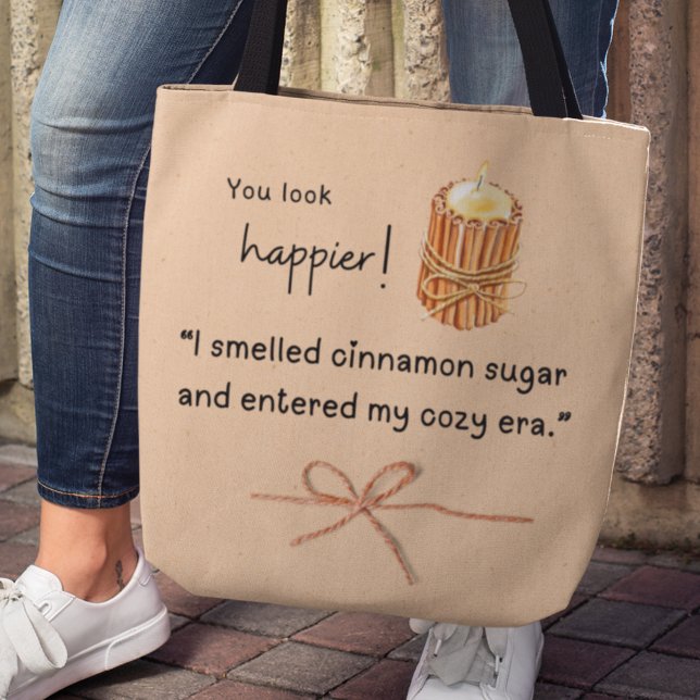 Du ser lycklig ut! Cinnamon Sugar Candle Tygkasse (You look happier! "I smelled cinnamon sugar and entered my cozy era" tote bag)