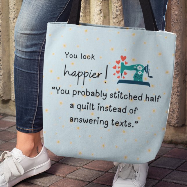 Du ser lyckligare ut! Du har sytt en kvart Tygkasse (You look happier! "You probably stitched half a quilt instead of answering texts" Tote bag)