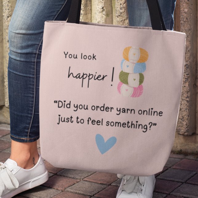 Du ser lyckligare ut! Du köpte garn Tygkasse (You look happier! "Did you order yarn online just to feel something!" Tote bag)