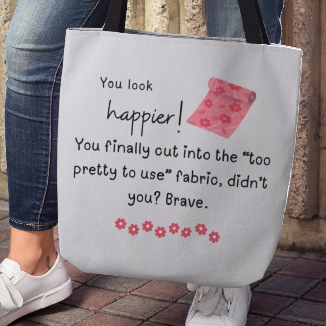 Du ser lyckligare ut! Finare Fabric meme Tygkasse (You look happier! You finally cut into the "too pretty to use" fabric, didn't you? Brave. Tote bag)