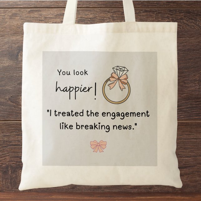 Du ser lyckligare ut! Förlovningen Breaking news Tygkasse (You look happier! "I treated the  engagement like breaking news." custom name tote bag)