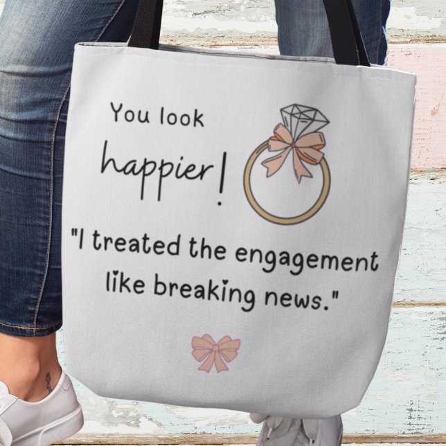 Du ser lyckligare ut! Förlovningen Breaking news Tygkasse (You look happier! :"I treated the engagement like breaking news." Tote bag)