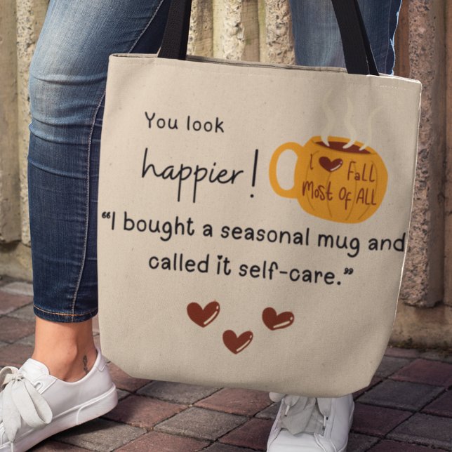 Du ser lyckligare ut! Jag köpte en pumpa mugg Tygkasse (You look happier! "I bought a seasonal mug and called it self-care." tote bag)