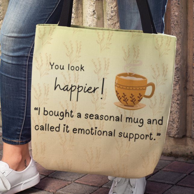 Du ser lyckligare ut! "Jag köpte en säsong mugg" Tygkasse ("You look happier! "I bought a seasonal mug and called it emotional support" tote bag)