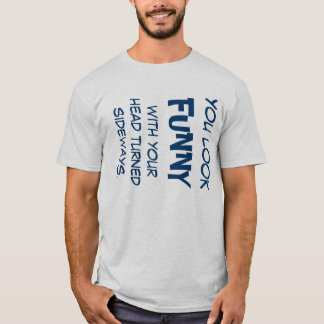 Du ser rolig med ditt huvud som vänds som är åt t-shirt