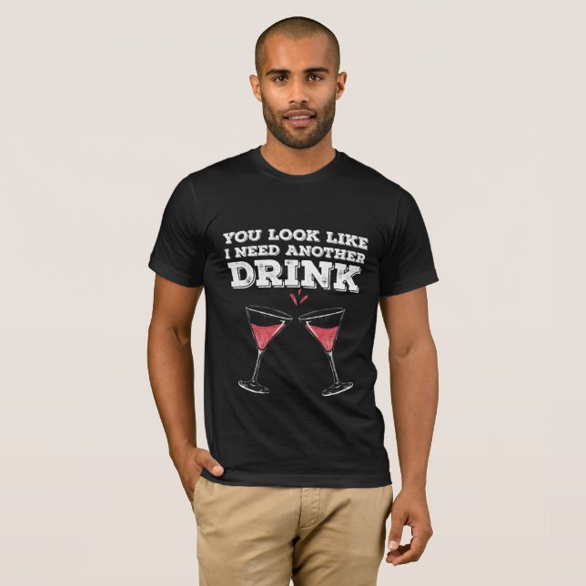 Du ser ut som om jag behöver en drink Flirty Humor T Shirt (Hel framsida)