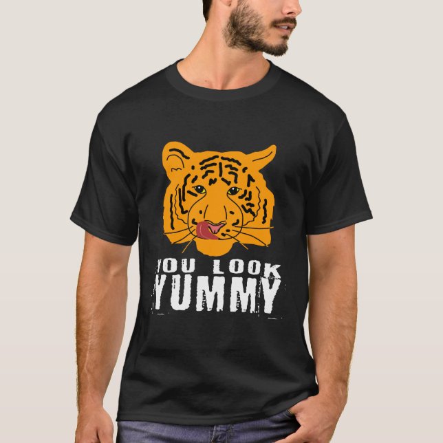 Du ser Yummy Ver. 2 MÖRKAR T-shirt (Framsida)
