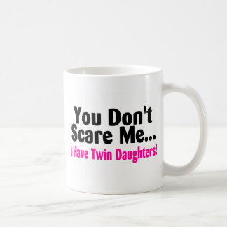 Du skrämmer inte mig som jag har tvilling- döttrar kaffemugg