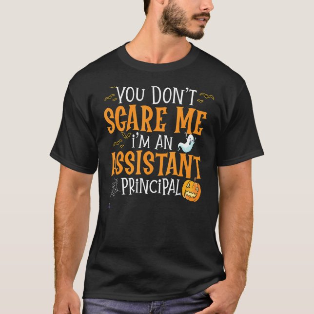 Du Skrämmer mig inte att jag är assistent Hallo T Shirt (Framsida)