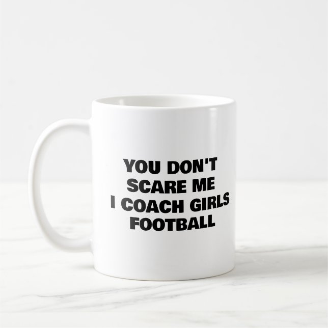 Du Skrämmer mig inte att jag tränar flickfotboll Kaffemugg (Vänster)