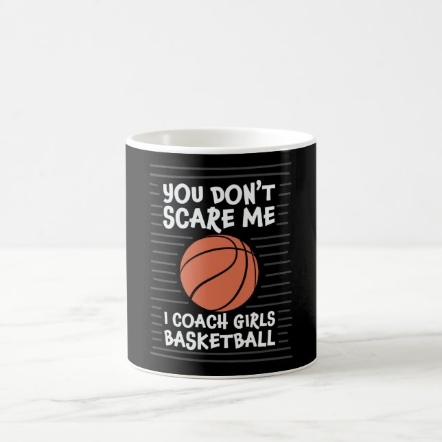Du Skrämmer mig inte i Coach Girls Basketball Desi Kaffemugg (Center)
