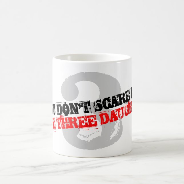 Du skrämmer mig inte jag har 3 döttrar kaffemugg (Center)