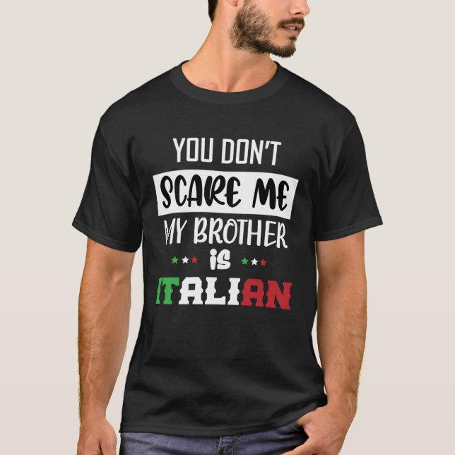Du Skrämmer mig inte min bror är italiensk funy It T Shirt (Framsida)