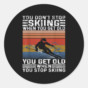 Du Slutar Inte Ski När Du Blir Gammal Rolig Skidåk Runt Klistermärke