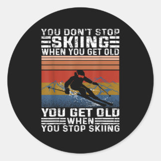 Du Slutar Inte Ski När Du Blir Gammal Rolig Skidåk Runt Klistermärke