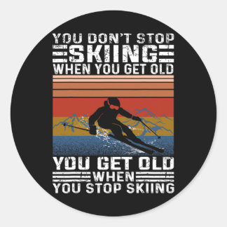 Du Slutar Inte Ski När Du Blir Gammal Rolig Skidin Runt Klistermärke