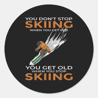 Du Slutar Inte Ski När Du Blir Gammal Ski Skidåkar Runt Klistermärke