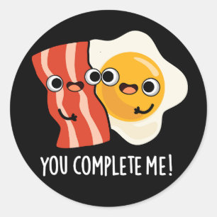 Du slutför mig Funny Bacon Egg Pun Mörk BG Runt Klistermärke