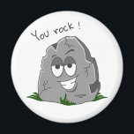 Du Sten! Funny Grått Tecknad Stone Magnet<br><div class="desc">Lustigt grått tecknad sten med halvstängt öga och ett stort toftigt leende. Han vilar på lite frisk gräs i grönten och ord "Du Sten!" i mörk grått brev över stenens ovansida.</div>