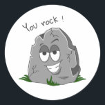 Du Sten! Funny Grått Tecknad Stone Runt Klistermärke<br><div class="desc">Lustigt grått tecknad sten med halvstängt öga och ett stort toftigt leende. Han vilar på lite frisk gräs i grönten och ord "Du Sten!" i mörk grått brev över stenens ovansida.</div>