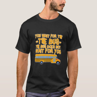 Du väntar på bussen, bussen väntar inte på dig t shirt