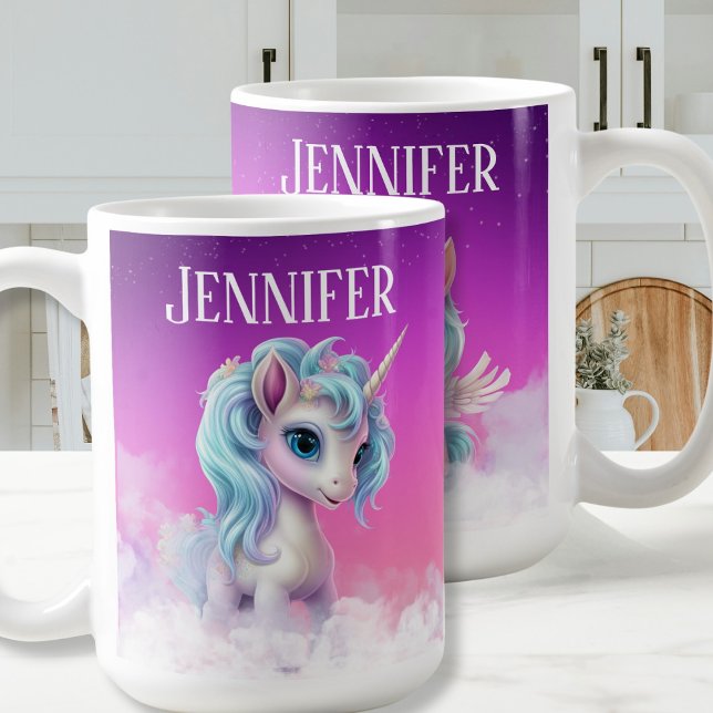 Dubbelsidig majs på moln, rosa himlar, stjärnor oc kaffemugg (Unicorn on clouds Custom Name Coffee Mug)