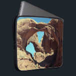 Dubbla Arch Laptop Fodral<br><div class="desc">Det är en hett-augusti-dag i Arches National Park nära Moab, Utah. I det här fotografiet från färg samlas två enorma Entrada Sandstone ge i den mycket imponerande Dubblan Arch dess namn. Om du vill uppskatta dess massivitet kan du hitta den lilla personen i fotot, bara klättra upp upp ur skuggan...</div>