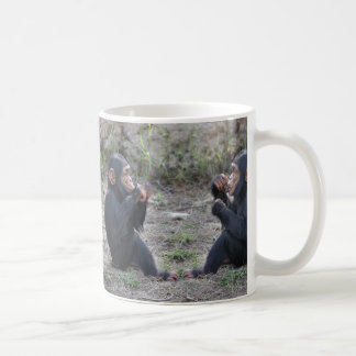Dubbla babyschimpanser som dricker koppen kaffemugg