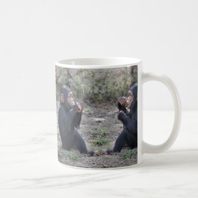 Dubbla babyschimpanser som dricker koppen kaffemugg (Höger)