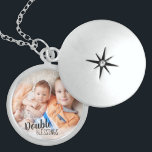 Dubbla Blessings Syskon Photo Gift för Mamma Berlockhalsband<br><div class="desc">Ett speciellt fotoskåp för mamma vid hennes andra babys födelse, skrivet med "dubblans välsignelse". Mallen är utformad så att du t.ex. kan lägga till ett eget foto av hela familjen eller bara av syskon tillsammans. Om du har problem med placeringen kan du prova att beskära bild till en kvadrat innan...</div>