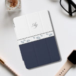 Dubbla initialer monogrammatiskt minimalistiskt va iPad mini skydd<br><div class="desc">Dubbla initialer monogrammad minimalistisk vattenfärg iPad mini Cover i blått och vitt med ett årskal mönster av en mörk blått musslillustration som jag ritat</div>